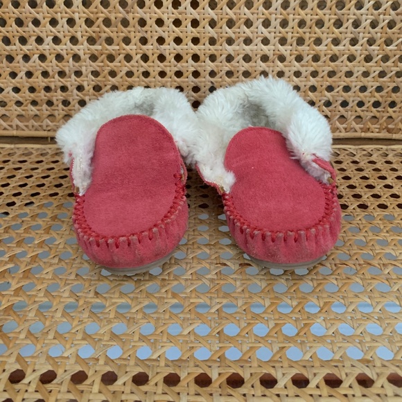 Toddler Girls Pink Minnetonka Suede Shearling Slippers 7 - Picture 2 of 5